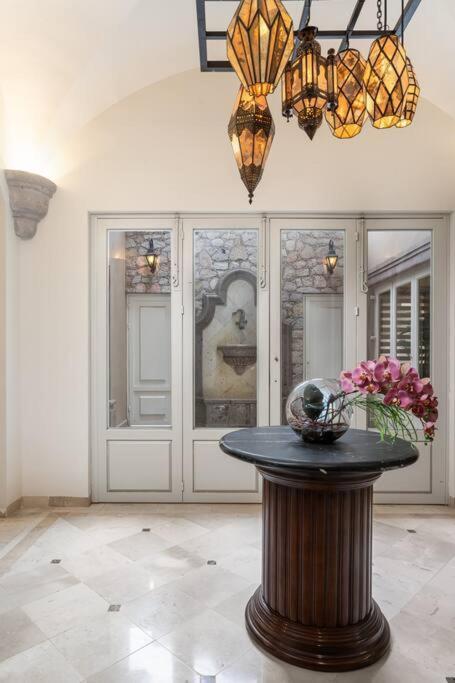 Casa Regina, Stylish 3br In Centro With Rooftop & Jacuzzi *