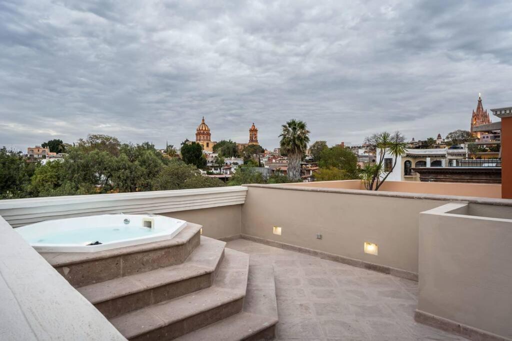 Villa Casa Regina, Stylish 3br In Centro With Rooftop & Jacuzzi