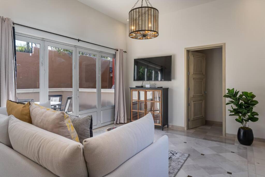Villa Casa Regina, Stylish 3br In Centro With Rooftop & Jacuzzi *