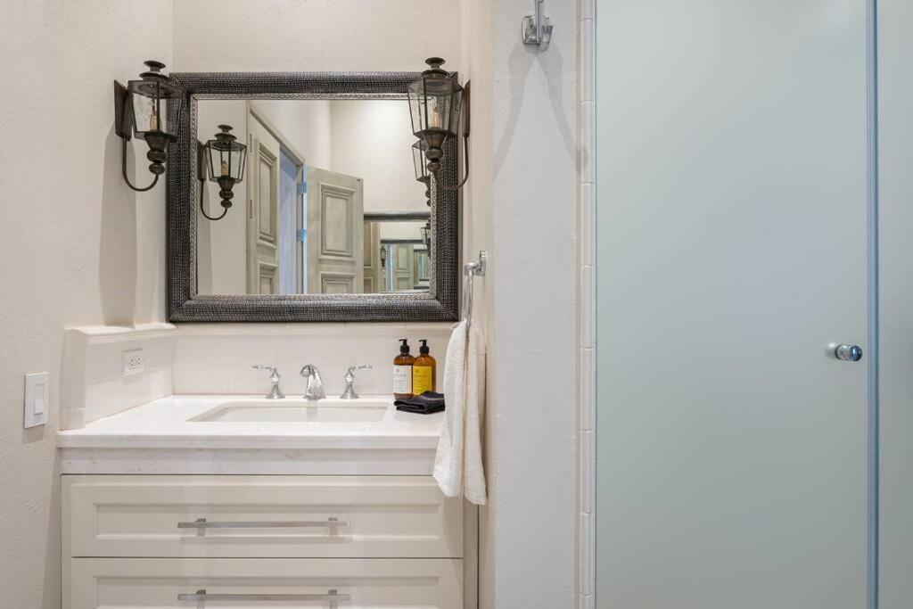 Villa Casa Regina, Stylish 3br In Centro With Rooftop & Jacuzzi *