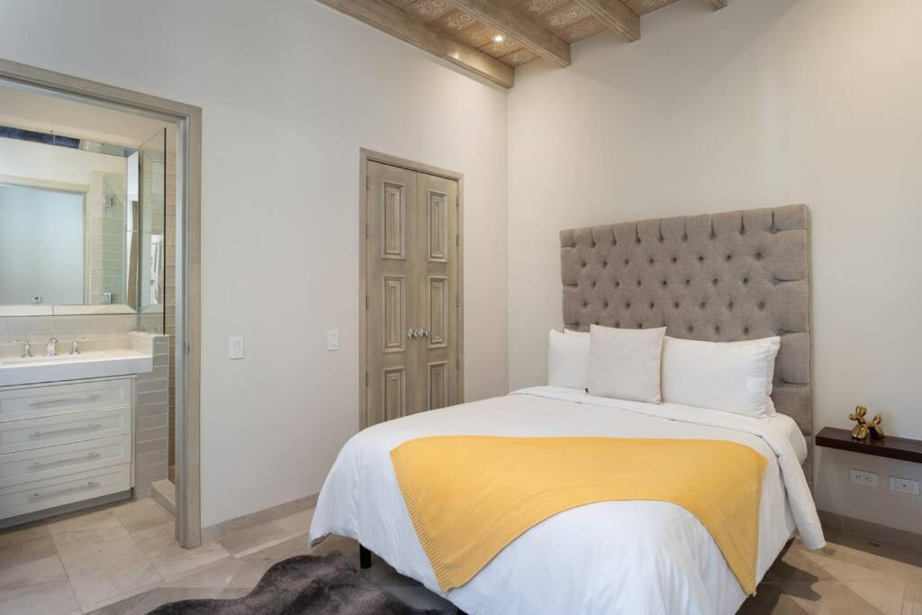 Villa Casa Regina, Stylish 3br In Centro With Rooftop & Jacuzzi *