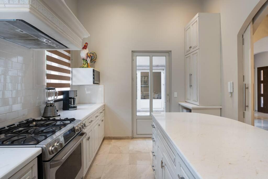 Casa Regina, Stylish 3br In Centro With Rooftop & Jacuzzi